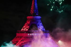 埃菲尔铁塔亮灯祝贺巴黎圣日耳曼夺队史首座欧冠！